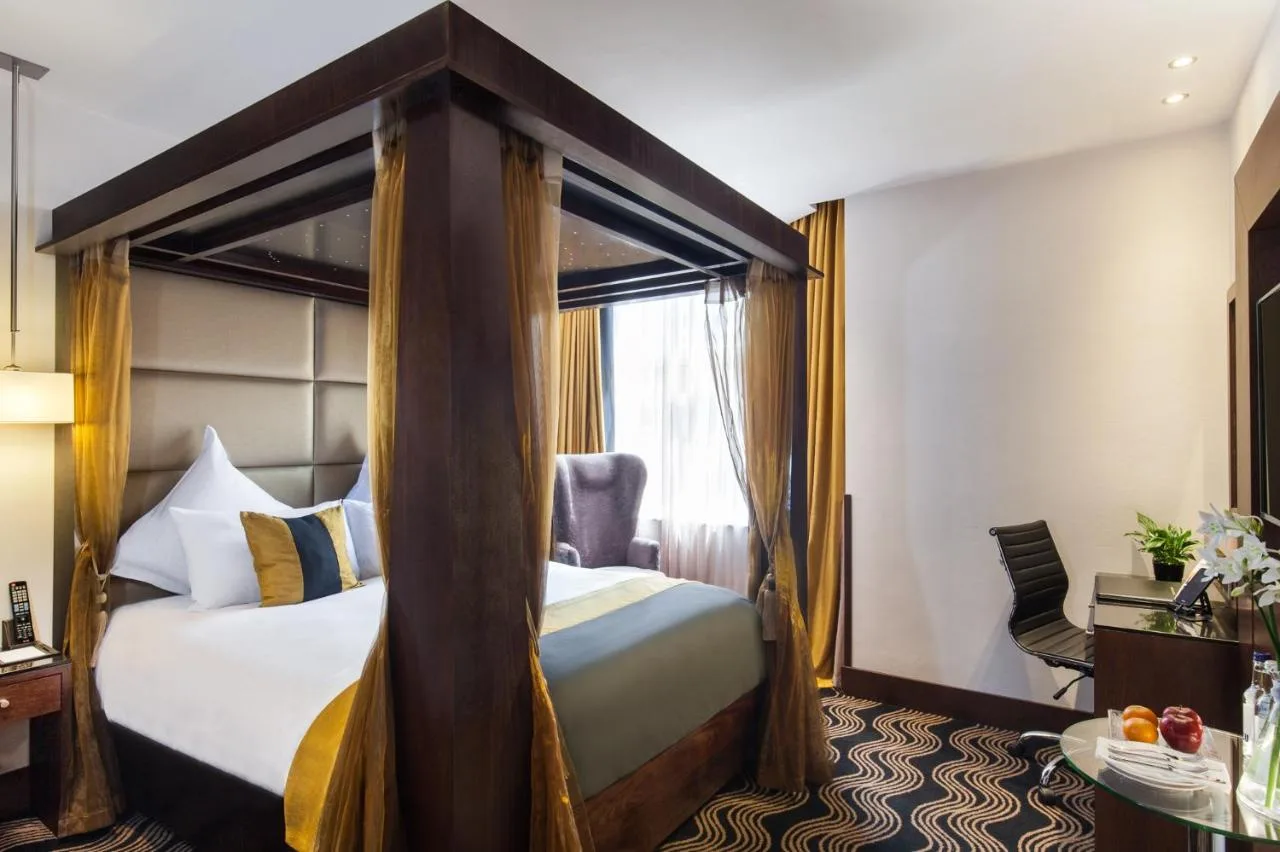 Four-Poster Suite